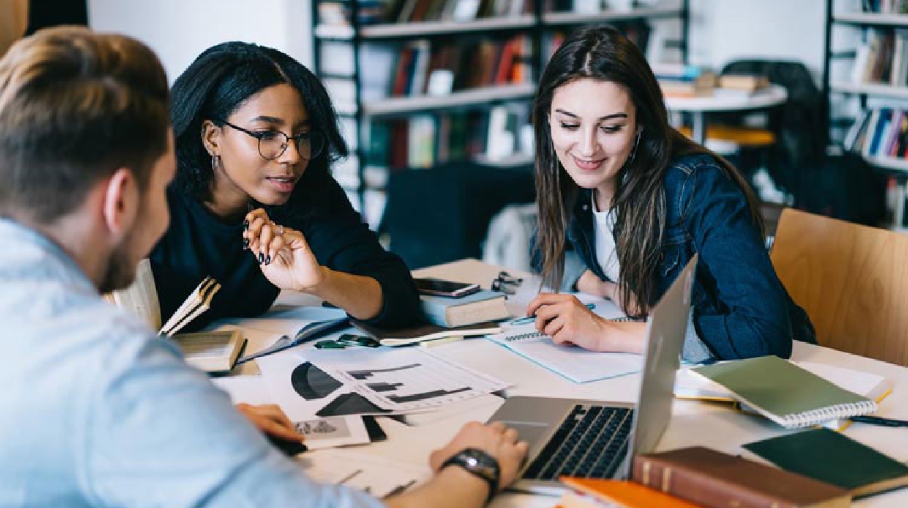 Suivre un mastère ou master dans le digital : une formation orientée vers l’avenir